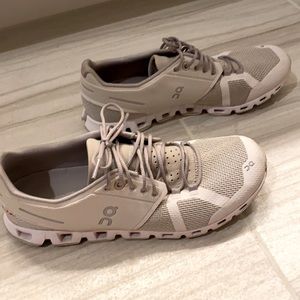 On Cloud Women’s size 10
